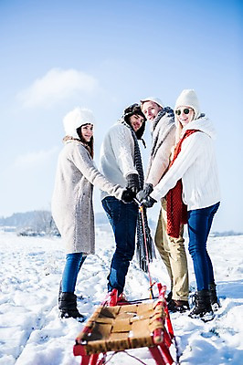 포토 JPG 주간 전신 서양인 모자 여자 남자 겨울 서기 웃음 여러명 20대 성인 야외 선글라스 목도리 눈 당기기 썰매 국내포토 자연요소 외국인 잡화 계절 안경 다수 모션 날씨 표정 사람 청년 파일형식