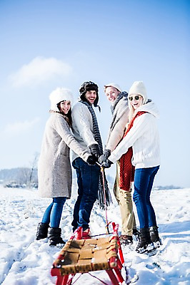 포토 JPG 주간 전신 서양인 모자 여자 남자 겨울 서기 웃음 여러명 20대 성인 야외 선글라스 목도리 눈 당기기 썰매 국내포토 자연요소 외국인 잡화 계절 안경 다수 모션 날씨 표정 사람 청년 파일형식