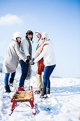 포토 JPG 주간 전신 서양인 모자 여자 남자 겨울 서기 웃음 여러명 20대 성인 야외 선글라스 목도리 눈 당기기 썰매 국내포토 자연요소 외국인 잡화 계절 안경 다수 모션 날씨 표정 사람 청년 파일형식