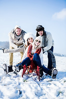포토 JPG 주간 서양인 모자 여자 남자 겨울 서기 웃음 앉기 여러명 20대 성인 야외 선글라스 목도리 눈 밀기 썰매 국내포토 자연요소 외국인 잡화 계절 안경 다수 모션 날씨 표정 사람 청년 파일형식