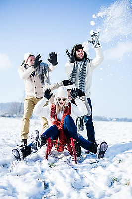 포토 JPG 주간 서양인 모자 여자 남자 겨울 날리기 서기 웃음 앉기 여러명 20대 성인 야외 선글라스 목도리 눈 썰매 국내포토 자연요소 외국인 잡화 계절 안경 다수 모션 날씨 표정 사람 청년 파일형식