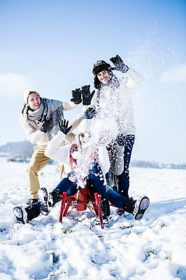 포토 JPG 주간 서양인 모자 여자 남자 겨울 날리기 서기 웃음 앉기 여러명 20대 성인 야외 선글라스 목도리 눈 썰매 국내포토 자연요소 외국인 잡화 계절 안경 다수 모션 날씨 표정 사람 청년 파일형식