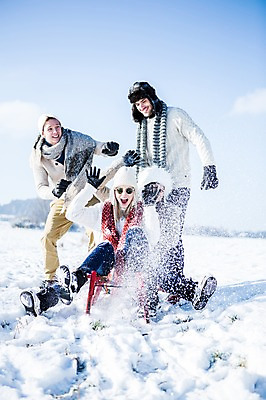 포토 JPG 주간 서양인 모자 여자 남자 겨울 날리기 여러명 20대 성인 야외 목도리 눈 썰매 국내포토 자연요소 외국인 잡화 계절 다수 모션 날씨 사람 청년 파일형식