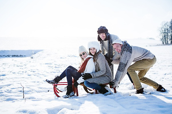 포토 JPG 주간 전신 서양인 모자 여자 남자 겨울 서기 웃음 앉기 여러명 20대 성인 야외 옆모습 선글라스 목도리 눈 썰매 국내포토 자연요소 외국인 잡화 계절 안경 뷰포인트 다수 모션 날씨 표정 사람 청년 파일형식