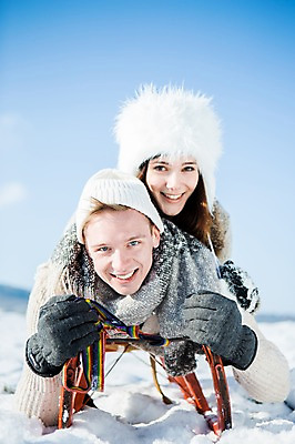 포토 JPG 주간 서양인 모자 여자 남자 엎드리기 겨울 웃음 20대 성인 야외 두명 눕기 목도리 눈 썰매 국내포토 자연요소 외국인 잡화 계절 모션 날씨 표정 사람 청년 파일형식