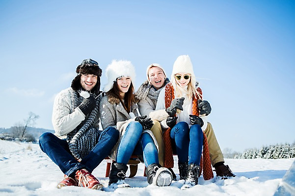 포토 JPG 주간 전신 서양인 모자 여자 남자 겨울 웃음 앉기 여러명 20대 성인 야외 친구 선글라스 목도리 눈 국내포토 자연요소 외국인 잡화 계절 안경 다수 관계 모션 날씨 표정 사람 청년 파일형식
