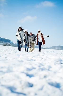 포토 JPG 주간 전신 서양인 모자 여자 남자 겨울 서기 여러명 20대 성인 야외 친구 손잡기 목도리 눈 국내포토 자연요소 외국인 잡화 계절 다수 관계 모션 날씨 사람 청년 파일형식