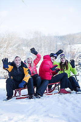 포토 JPG 주간 전신 서양인 모자 여자 남자 겨울 벤치 스키장 고글 웃음 앉기 여러명 20대 성인 야외 친구 눈 스키복 손인사 국내포토 자연요소 외국인 잡화 옷 계절 다수 의자 관계 모션 날씨 스키 표정 사람 청년 인사 파일형식