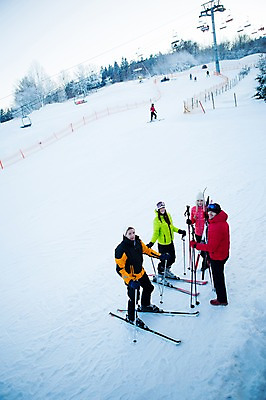 포토 JPG 주간 전신 서양인 모자 여자 남자 겨울 스키 스키장 고글 서기 여러명 20대 성인 야외 친구 눈 스키복 폴 스키리프트 국내포토 자연요소 외국인 잡화 옷 계절 다수 관계 모션 날씨 겨울스포츠 사람 청년 리프트 스키용품 파일형식
