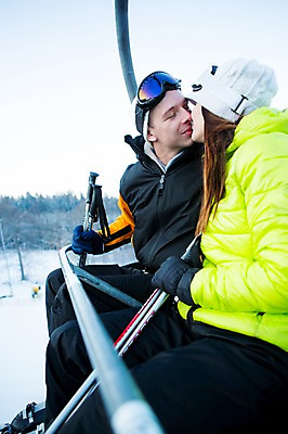 포토 JPG 주간 서양인 커플 여자 남자 겨울 스키 스키장 고글 키스 앉기 20대 성인 야외 두명 옆모습 눈 스키복 폴 모자가게 스키리프트 국내포토 자연요소 외국인 옷 계절 뷰포인트 관계 모션 날씨 겨울스포츠 사람 청년 상점 애정표현 리프트 스키용품 파일형식