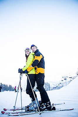 포토 JPG 주간 전신 서양인 모자 여자 남자 겨울 포옹 스키 스키장 고글 서기 여러명 20대 성인 야외 옆모습 친구 눈 스키복 폴 스키리프트 국내포토 자연요소 외국인 잡화 옷 계절 뷰포인트 다수 관계 안기 모션 날씨 겨울스포츠 사람 청년 리프트 스키용품 파일형식