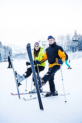 포토 JPG 주간 전신 서양인 모자 여자 남자 겨울 스키 스키장 고글 서기 웃음 여러명 20대 성인 야외 옆모습 친구 눈 스키복 폴 스키리프트 국내포토 자연요소 외국인 잡화 옷 계절 뷰포인트 다수 관계 모션 날씨 겨울스포츠 표정 사람 청년 리프트 스키용품 파일형식