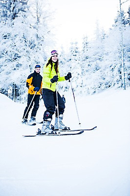 포토 JPG 주간 전신 서양인 모자 여자 남자 겨울 스키 스키장 고글 서기 20대 성인 야외 두명 친구 눈 스키복 폴 활강 국내포토 자연요소 외국인 잡화 옷 계절 관계 모션 날씨 겨울스포츠 사람 청년 스키용품 파일형식