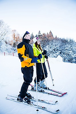 포토 JPG 주간 전신 서양인 모자 여자 남자 겨울 스키 스키장 고글 서기 20대 성인 야외 두명 옆모습 친구 눈 스키복 폴 국내포토 자연요소 외국인 잡화 옷 계절 뷰포인트 관계 모션 날씨 겨울스포츠 사람 청년 스키용품 파일형식
