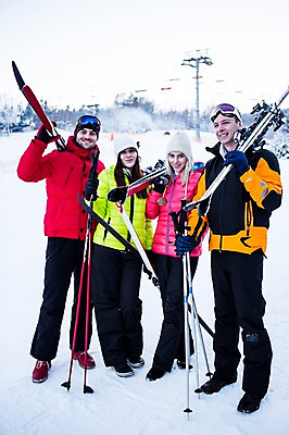 포토 JPG 주간 전신 서양인 모자 여자 남자 겨울 스키 스키장 고글 서기 웃음 들기 여러명 20대 성인 야외 친구 눈 스키복 폴 국내포토 자연요소 외국인 잡화 옷 계절 다수 관계 모션 날씨 겨울스포츠 표정 사람 청년 스키용품 파일형식