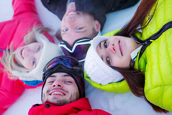 포토 자연요소 외국인 잡화 옷 계절 뷰포인트 다수 관계 모션 날씨 스키 표정 사람 청년 파일형식 JPG 서양인 20대 성인 주간 야외 겨울 눈 여자 남자 친구 상반신 스키복 스키장 여러명 웃음 눕기 고글 모자 하이앵글 국내포토
