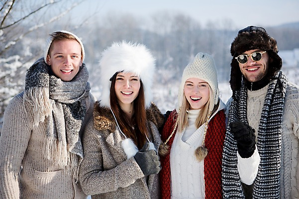 포토 JPG 주간 서양인 여자 남자 겨울 웃음 여러명 상반신 20대 성인 야외 친구 선글라스 눈 국내포토 자연요소 외국인 계절 안경 다수 관계 날씨 표정 사람 청년 파일형식