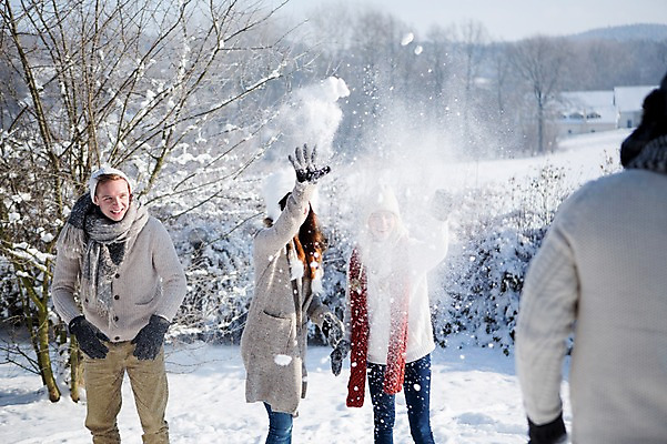 포토 자연요소 외국인 잡화 계절 뷰포인트 다수 관계 모션 날씨 눈_날씨 사람 청년 싸움 파일형식 던지기 뒷모습 JPG 서양인 20대 성인 주간 야외 겨울 눈 여자 남자 친구 모자 목도리 눈싸움 여러명 상반신 국내포토