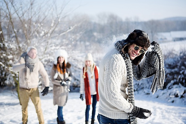 포토 자연요소 외국인 잡화 계절 안경 다수 관계 모션 날씨 눈_날씨 표정 사람 청년 싸움 파일형식 상반신 웃음 선글라스 던지기 JPG 서양인 20대 성인 주간 야외 겨울 눈 여자 남자 친구 모자 목도리 눈싸움 여러명 국내포토
