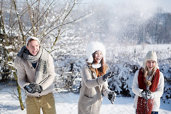 포토 자연요소 외국인 잡화 계절 관계 날씨 눈_날씨 표정 사람 청년 싸움 파일형식 세명 웃음 상반신 JPG 서양인 20대 성인 주간 야외 겨울 눈 여자 남자 친구 모자 목도리 눈싸움 국내포토