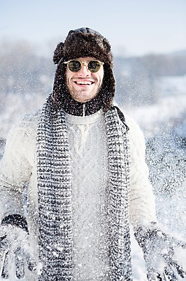 포토 자연요소 외국인 1 잡화 계절 안경 날씨 표정 사람 청년 파일형식 JPG 서양인 20대 성인 주간 야외 겨울 눈 남자 한명 상반신 목도리 모자 웃음 선글라스 국내포토