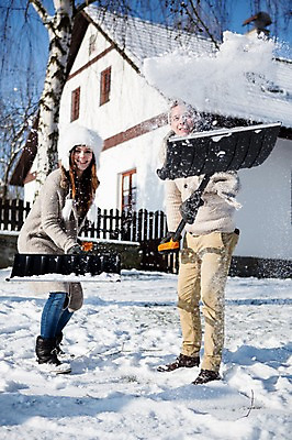 포토 JPG 주간 전신 서양인 모자 여자 남자 겨울 주택 서기 20대 성인 야외 두명 목도리 눈 던지기 삽 눈치우기 국내포토 자연요소 외국인 잡화 계절 모션 날씨 사람 청년 건물 치우기 파일형식