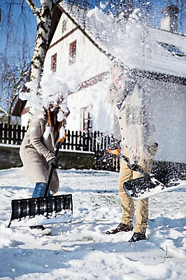 포토 JPG 주간 전신 서양인 모자 여자 남자 겨울 날리기 주택 서기 20대 성인 야외 두명 목도리 눈 삽 눈치우기 국내포토 자연요소 외국인 잡화 계절 모션 날씨 사람 청년 건물 치우기 파일형식