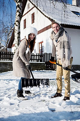 포토 JPG 주간 전신 서양인 모자 여자 남자 겨울 주택 서기 20대 성인 야외 두명 목도리 눈 삽 눈치우기 국내포토 자연요소 외국인 잡화 계절 모션 날씨 사람 청년 건물 치우기 파일형식