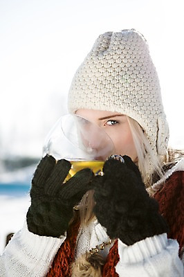 포토 JPG 주간 서양인 모자 여자 장갑 겨울 한명 들기 상반신 20대 성인 야외 컵 마시기 차 국내포토 자연요소 외국인 1 식기 잡화 계절 음료 모션 사람 청년 파일형식