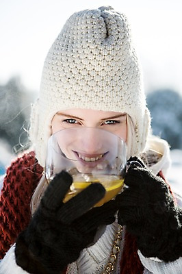 포토 JPG 주간 서양인 모자 여자 장갑 겨울 털모자 한명 웃음 들기 상반신 20대 성인 야외 컵 목도리 마시기 차 국내포토 자연요소 외국인 모자_잡화 1 식기 잡화 계절 음료 모션 표정 사람 청년 파일형식