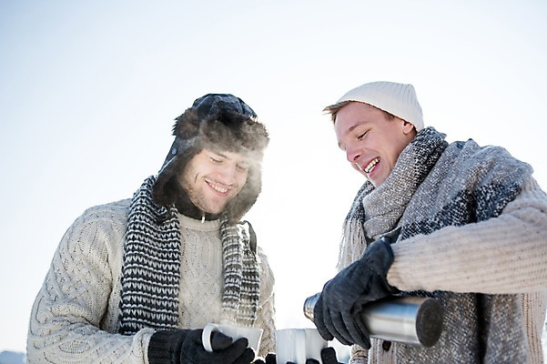 포토 JPG 주간 서양인 남자 겨울 털모자 웃음 들기 상반신 20대 성인 야외 두명 컵 목도리 눈 붓기 차 보온병 국내포토 자연요소 외국인 모자_잡화 식기 잡화 계절 음료 모션 날씨 표정 사람 청년 파일형식