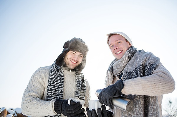 포토 JPG 주간 서양인 남자 겨울 털모자 웃음 들기 상반신 20대 성인 야외 두명 컵 목도리 눈 붓기 차 보온병 국내포토 자연요소 외국인 모자_잡화 식기 잡화 계절 음료 모션 날씨 표정 사람 청년 파일형식