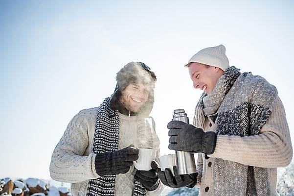 포토 JPG 주간 서양인 남자 겨울 털모자 웃음 들기 상반신 20대 성인 야외 두명 컵 목도리 눈 차 보온병 국내포토 자연요소 외국인 모자_잡화 식기 잡화 계절 음료 모션 날씨 표정 사람 청년 파일형식