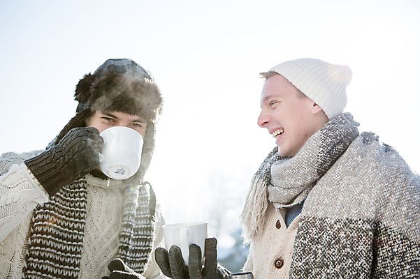 포토 JPG 주간 서양인 남자 겨울 털모자 웃음 들기 상반신 20대 성인 야외 두명 컵 목도리 마시기 눈 차 국내포토 자연요소 외국인 모자_잡화 식기 잡화 계절 음료 모션 날씨 표정 사람 청년 파일형식