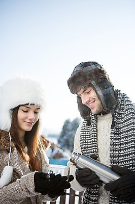 포토 JPG 주간 서양인 여자 남자 겨울 털모자 웃음 들기 상반신 20대 성인 야외 두명 컵 목도리 눈 붓기 차 보온병 국내포토 자연요소 외국인 모자_잡화 식기 잡화 계절 음료 모션 날씨 표정 사람 청년 파일형식