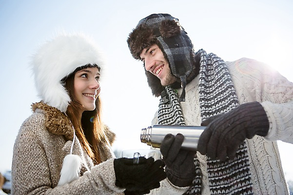 포토 JPG 주간 서양인 여자 남자 겨울 털모자 웃음 들기 상반신 20대 성인 야외 두명 컵 마주보기 목도리 눈 붓기 차 보온병 국내포토 자연요소 외국인 모자_잡화 식기 잡화 계절 음료 모션 날씨 표정 사람 청년 파일형식