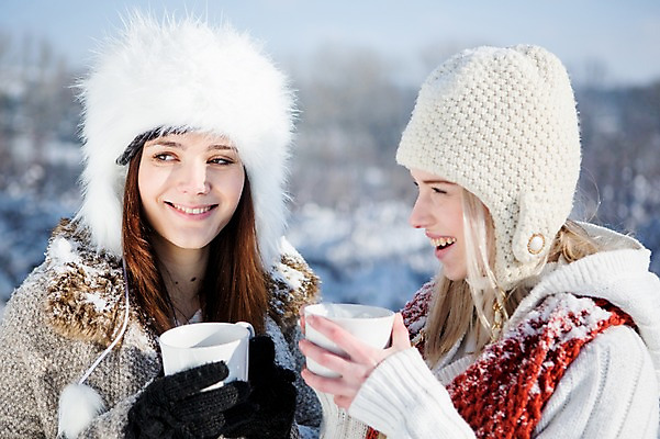 포토 JPG 주간 서양인 여자 겨울 털모자 웃음 들기 상반신 20대 성인 야외 두명 컵 목도리 눈 차 국내포토 자연요소 외국인 모자_잡화 식기 잡화 계절 음료 모션 날씨 표정 사람 청년 파일형식
