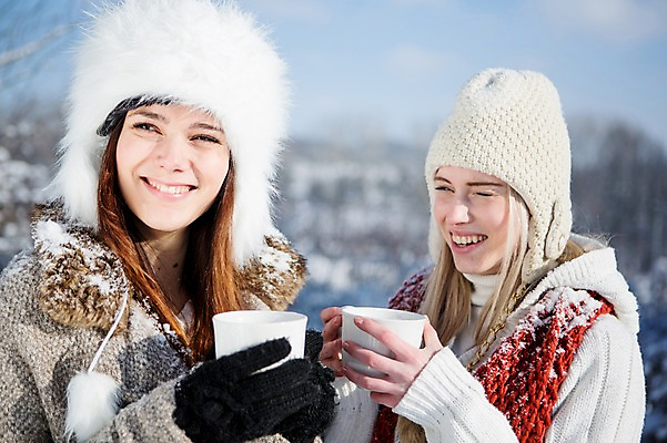 포토 JPG 주간 서양인 여자 겨울 털모자 웃음 들기 상반신 20대 성인 야외 두명 컵 목도리 눈 차 국내포토 자연요소 외국인 모자_잡화 식기 잡화 계절 음료 모션 날씨 표정 사람 청년 파일형식