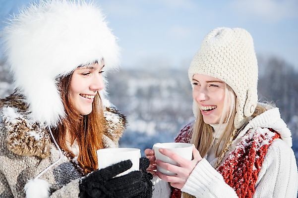 포토 JPG 주간 서양인 여자 겨울 털모자 웃음 들기 상반신 20대 성인 야외 두명 컵 목도리 눈 차 국내포토 자연요소 외국인 모자_잡화 식기 잡화 계절 음료 모션 날씨 표정 사람 청년 파일형식