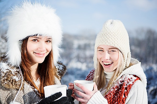 포토 JPG 주간 서양인 여자 겨울 털모자 웃음 들기 상반신 20대 성인 야외 두명 컵 목도리 눈 차 국내포토 자연요소 외국인 모자_잡화 식기 잡화 계절 음료 모션 날씨 표정 사람 청년 파일형식