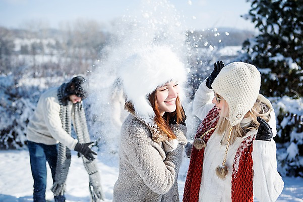 포토 JPG 주간 서양인 여자 남자 겨울 털모자 웃음 상반신 20대 성인 야외 세명 친구 선글라스 목도리 눈 던지기 눈싸움 국내포토 자연요소 외국인 모자_잡화 잡화 계절 안경 관계 모션 날씨 눈_날씨 표정 사람 청년 싸움 파일형식