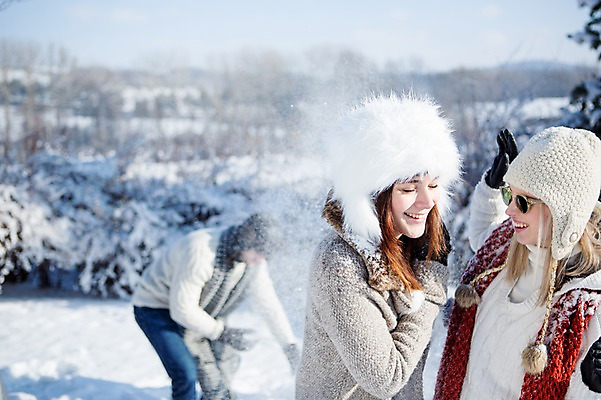 포토 JPG 주간 서양인 여자 남자 겨울 털모자 웃음 상반신 20대 성인 야외 세명 친구 선글라스 목도리 눈 던지기 눈싸움 국내포토 자연요소 외국인 모자_잡화 잡화 계절 안경 관계 모션 날씨 눈_날씨 표정 사람 청년 싸움 파일형식