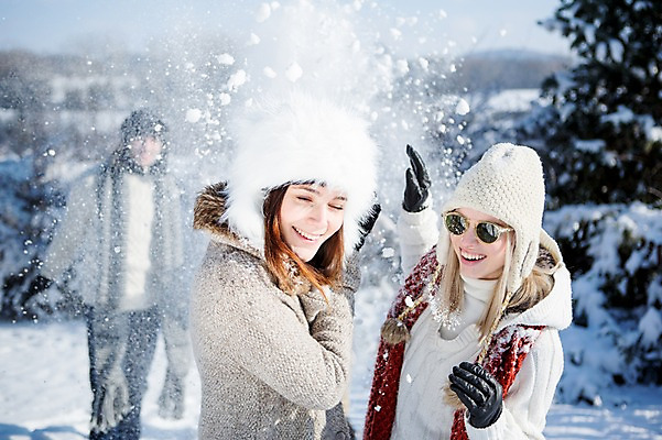 포토 JPG 주간 서양인 여자 남자 겨울 털모자 웃음 상반신 20대 성인 야외 세명 친구 선글라스 목도리 눈 던지기 눈싸움 국내포토 자연요소 외국인 모자_잡화 잡화 계절 안경 관계 모션 날씨 눈_날씨 표정 사람 청년 싸움 파일형식