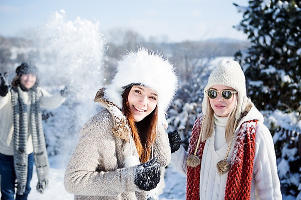 포토 JPG 주간 서양인 여자 남자 겨울 털모자 웃음 상반신 20대 성인 야외 세명 친구 선글라스 목도리 눈 던지기 눈싸움 국내포토 자연요소 외국인 모자_잡화 잡화 계절 안경 관계 모션 날씨 눈_날씨 표정 사람 청년 싸움 파일형식