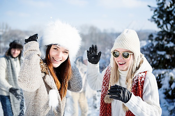 포토 JPG 주간 서양인 여자 남자 겨울 털모자 웃음 여러명 상반신 20대 성인 야외 친구 선글라스 목도리 눈 던지기 눈싸움 국내포토 자연요소 외국인 모자_잡화 잡화 계절 안경 다수 관계 모션 날씨 눈_날씨 표정 사람 청년 싸움 파일형식
