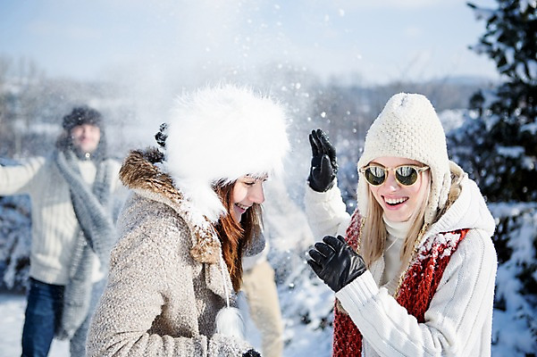 포토 JPG 주간 서양인 여자 남자 겨울 털모자 웃음 여러명 상반신 20대 성인 야외 친구 선글라스 목도리 눈 던지기 눈싸움 국내포토 자연요소 외국인 모자_잡화 잡화 계절 안경 다수 관계 모션 날씨 눈_날씨 표정 사람 청년 싸움 파일형식