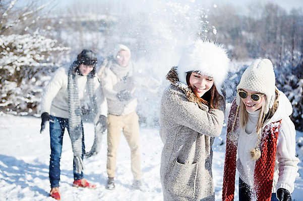 포토 JPG 주간 서양인 여자 남자 겨울 털모자 웃음 여러명 20대 성인 야외 친구 선글라스 목도리 눈 던지기 눈싸움 국내포토 자연요소 외국인 모자_잡화 잡화 계절 안경 다수 관계 모션 날씨 눈_날씨 표정 사람 청년 싸움 파일형식