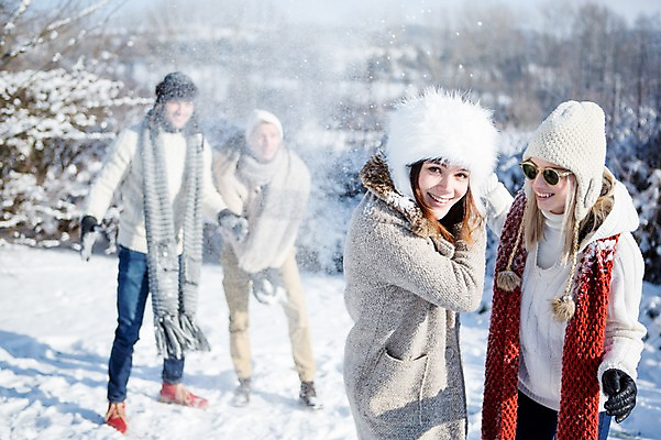 포토 JPG 주간 서양인 여자 남자 겨울 털모자 웃음 여러명 20대 성인 야외 친구 선글라스 목도리 눈 던지기 눈싸움 국내포토 자연요소 외국인 모자_잡화 잡화 계절 안경 다수 관계 모션 날씨 눈_날씨 표정 사람 청년 싸움 파일형식