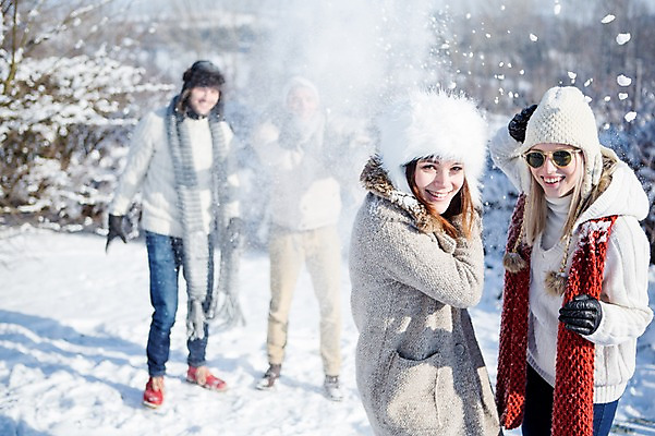 포토 JPG 주간 서양인 여자 남자 겨울 털모자 웃음 여러명 20대 성인 야외 친구 선글라스 목도리 눈 던지기 눈싸움 국내포토 자연요소 외국인 모자_잡화 잡화 계절 안경 다수 관계 모션 날씨 눈_날씨 표정 사람 청년 싸움 파일형식