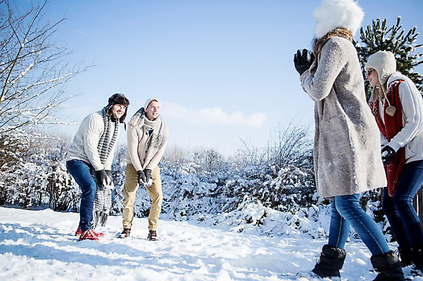 포토 JPG 주간 전신 서양인 여자 남자 겨울 서기 여러명 20대 성인 야외 옆모습 친구 눈 던지기 눈싸움 국내포토 자연요소 외국인 계절 뷰포인트 다수 관계 모션 날씨 눈_날씨 사람 청년 싸움 파일형식